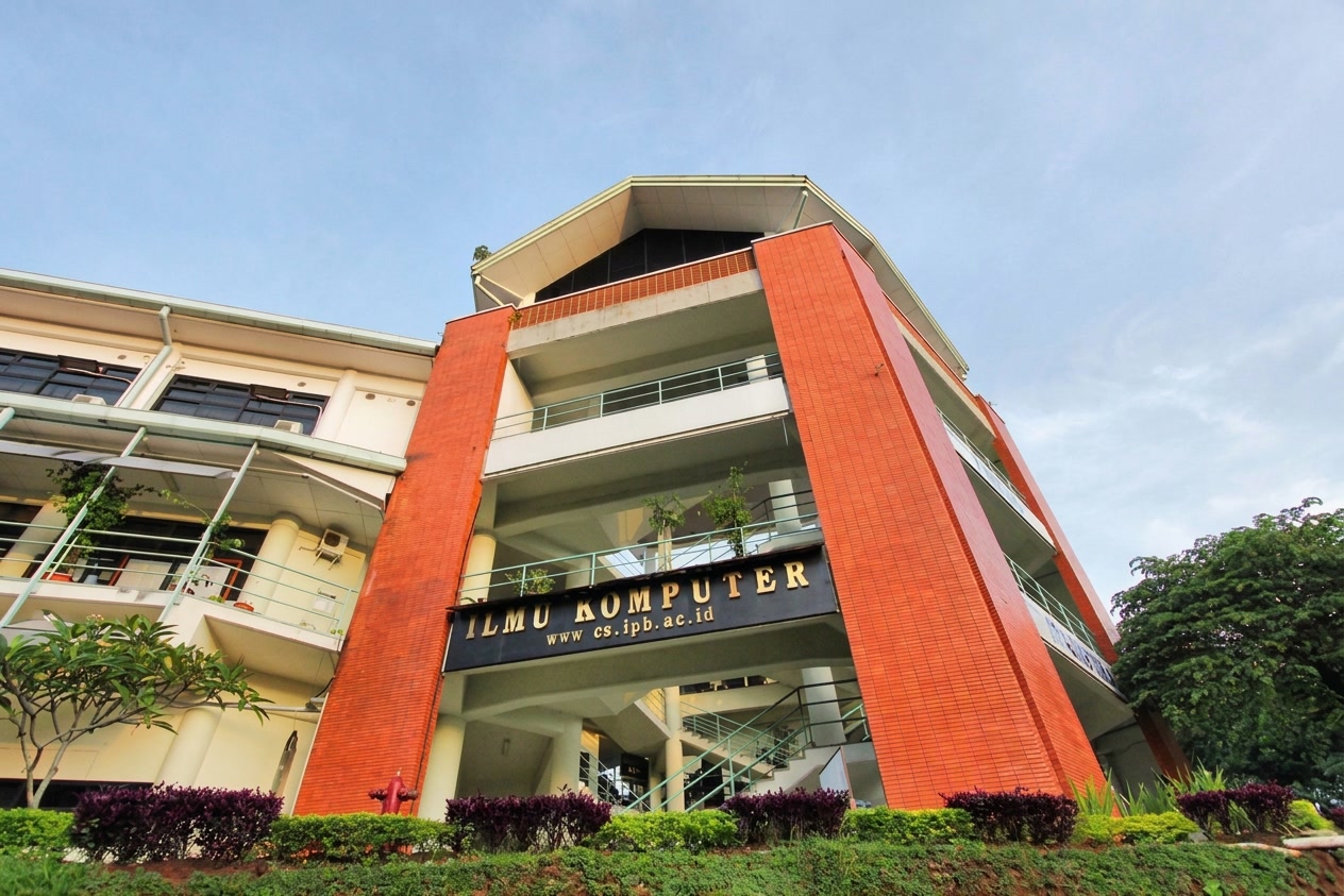 Gedung Ilmu Komputer berdinding bata oranye di Kampus IPB Dramaga